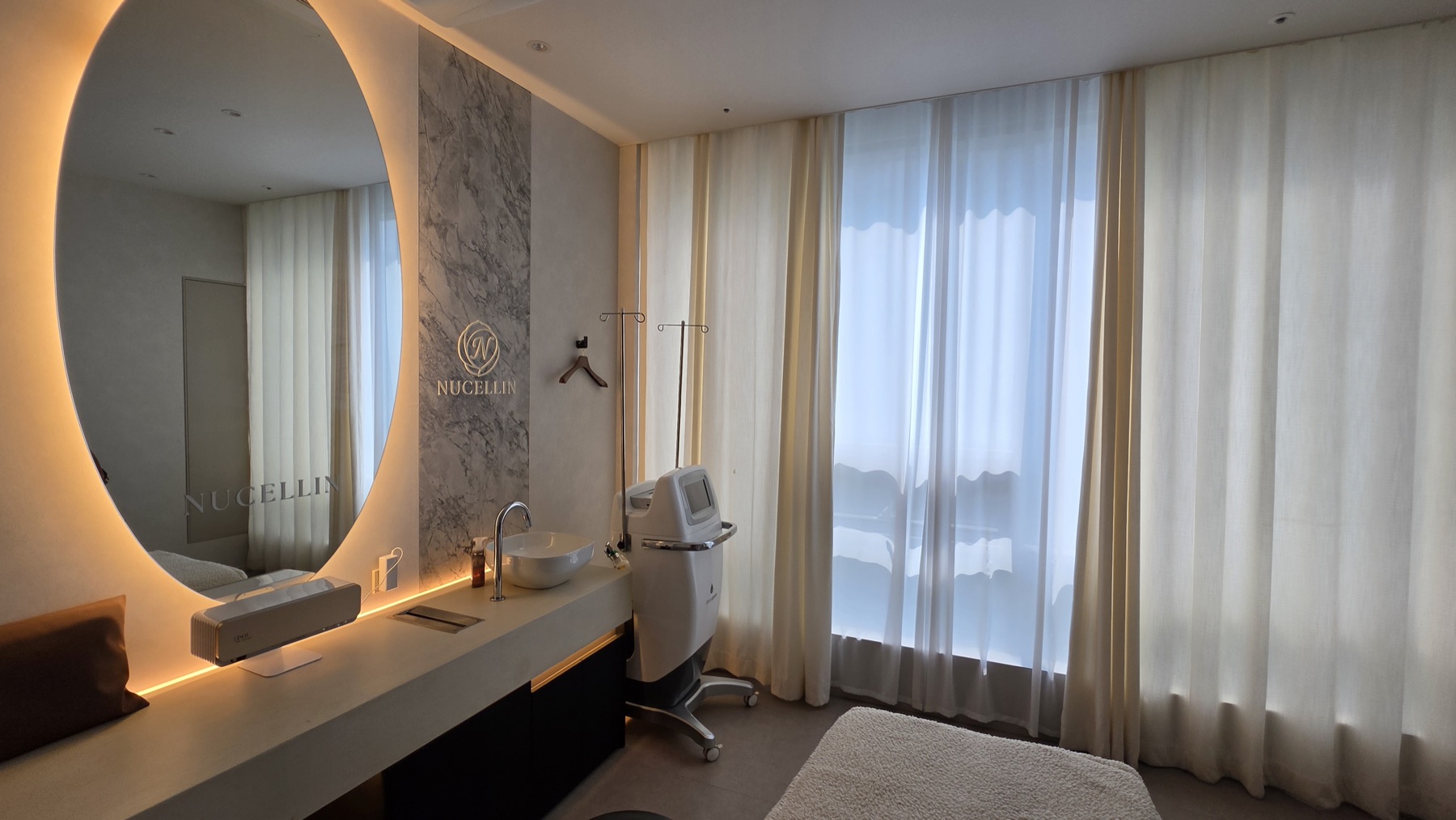 Bright treatment room with illuminated mirror at Nucellin Orthopedic Clinic in Seoul